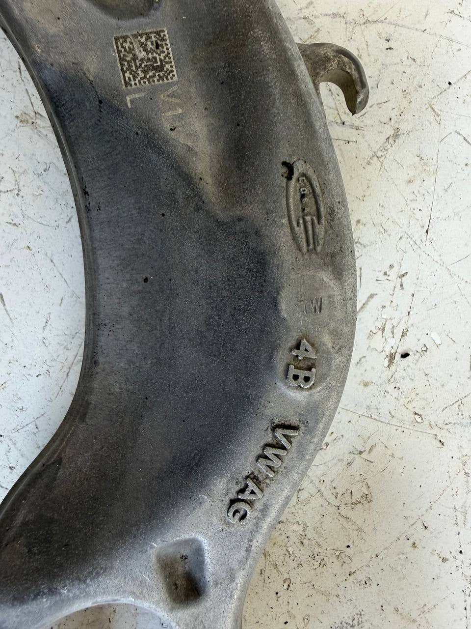 2021 - 2023 Audi A6 Front Right Lower Shock Absorber Fork 4M0413038 OEM Used