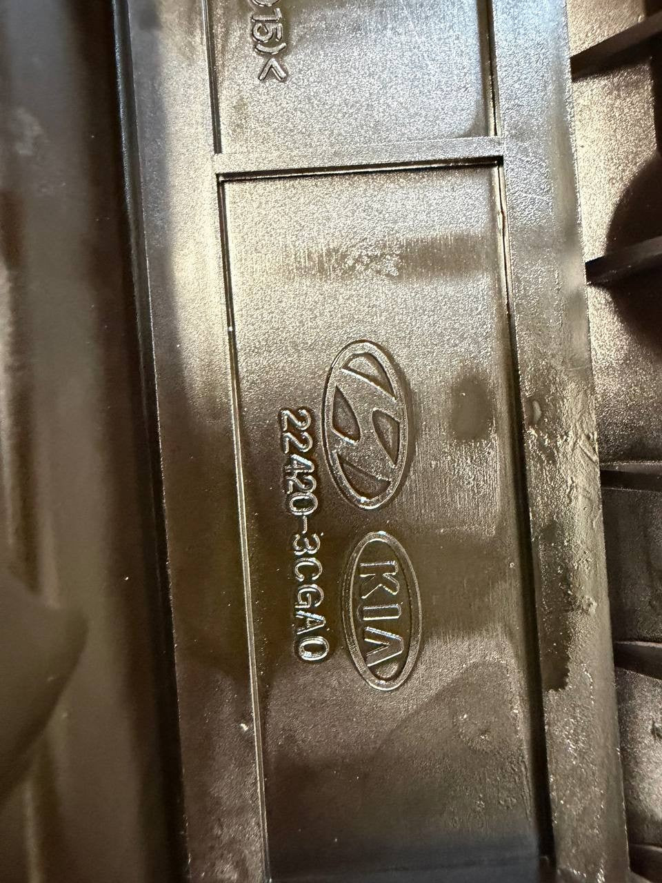 2016 Kia Sedona Right Valve Cover 22420-3CGA0 OEM Used