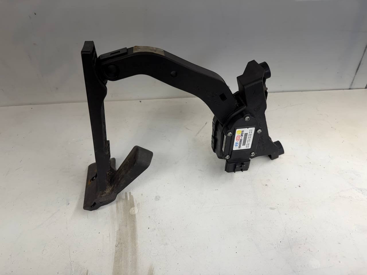 2014-2016 Kia Cadenza Accelerator Gas Pedal Assembly 32726-3R300 OEM Used