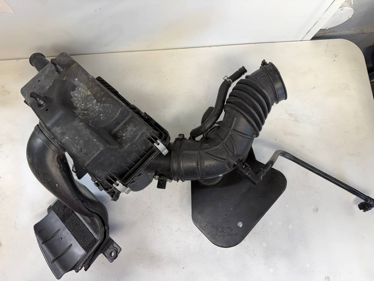 2009 Mazda cx9 Air Cleaner Intake Box Assembly OEM Used