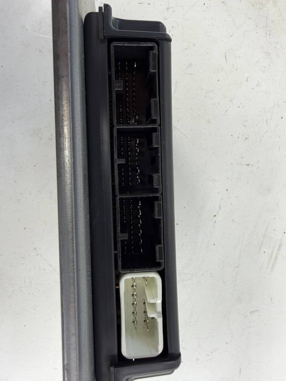 Hino 2021-2023 Body Control Module BCM ECU Denso 89221-E0100 / 110400-5180