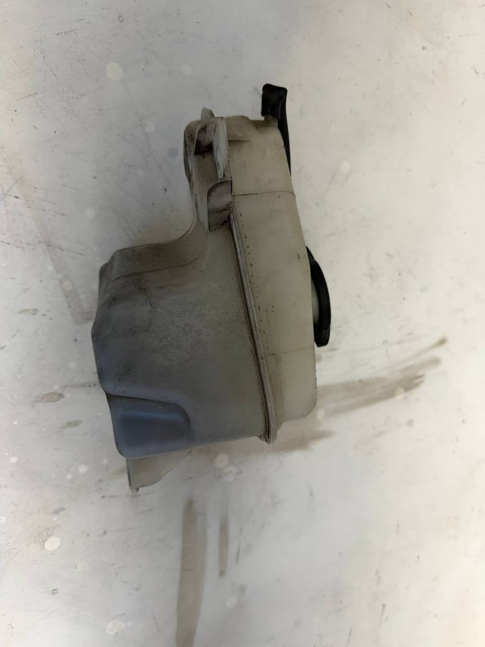 2014-2016 Kia Cadenza Coolant Expansion Reservoir Tank 25430-2T000 OEM Used