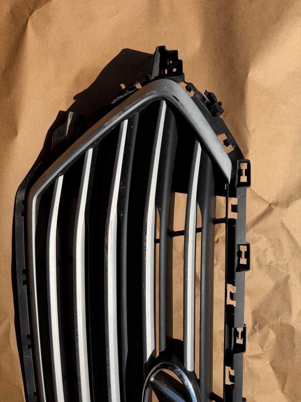 2017 Hyundai Elantra Front Grille Radiator Grill 86351F2000 OEM Used