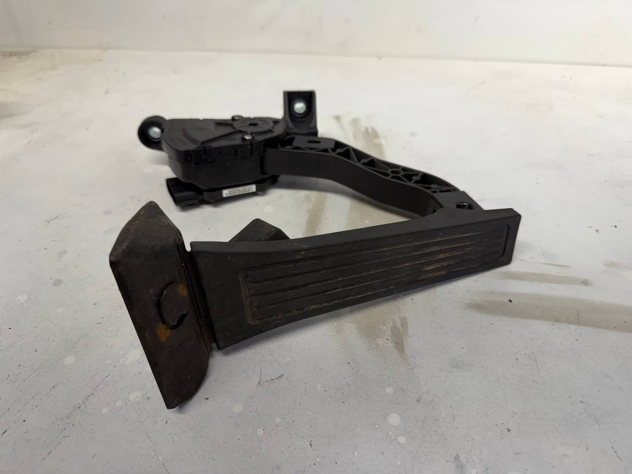 2014-2016 Kia Cadenza Accelerator Gas Pedal Assembly 32726-3R300 OEM Used