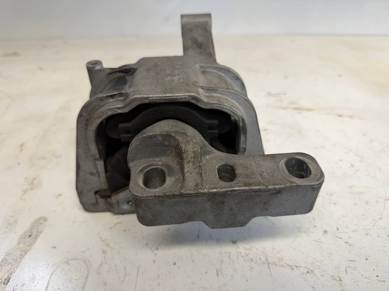 2015 VW Tiguan Right Engine Mount 5N0199262K OEM Used