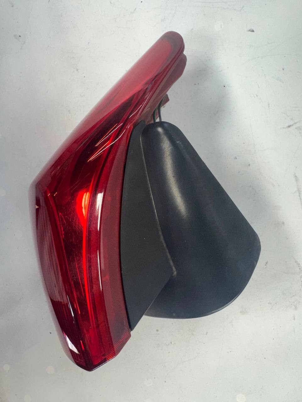2015 Kia Sedona Left Rear Tail Light Lamp OEM Used