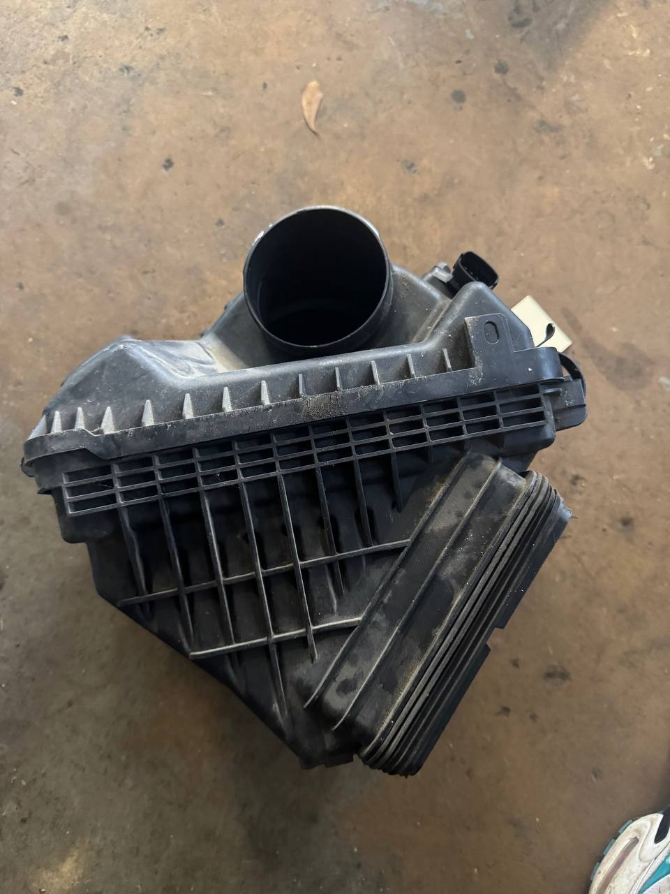 2015 Kia Cadenza Air Cleaner Intake Filter Box Housing OEM Used