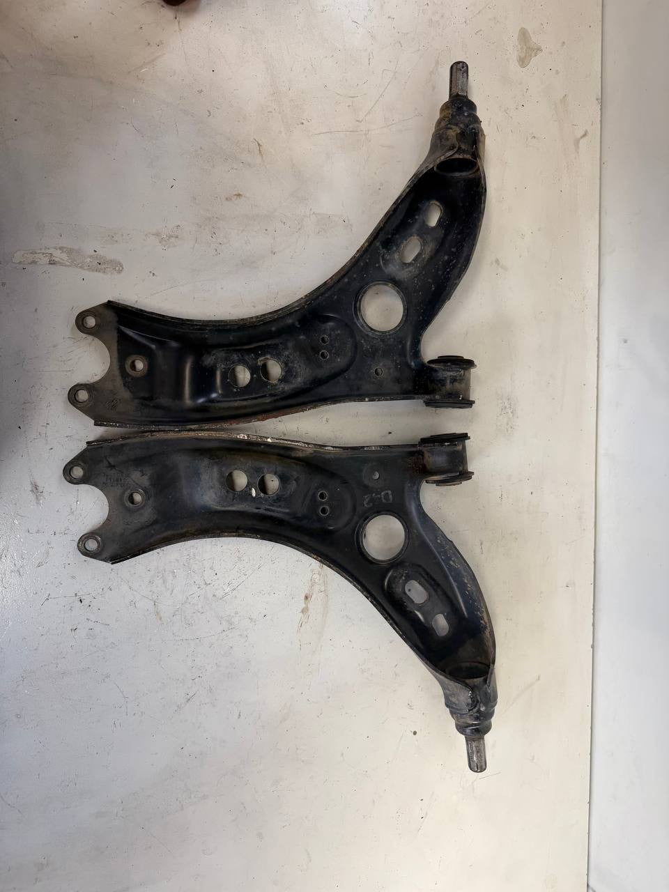 2015 VW Tiguan Front Lower Control Arms Pair 1K0407165C 1K0407166C OEM Used