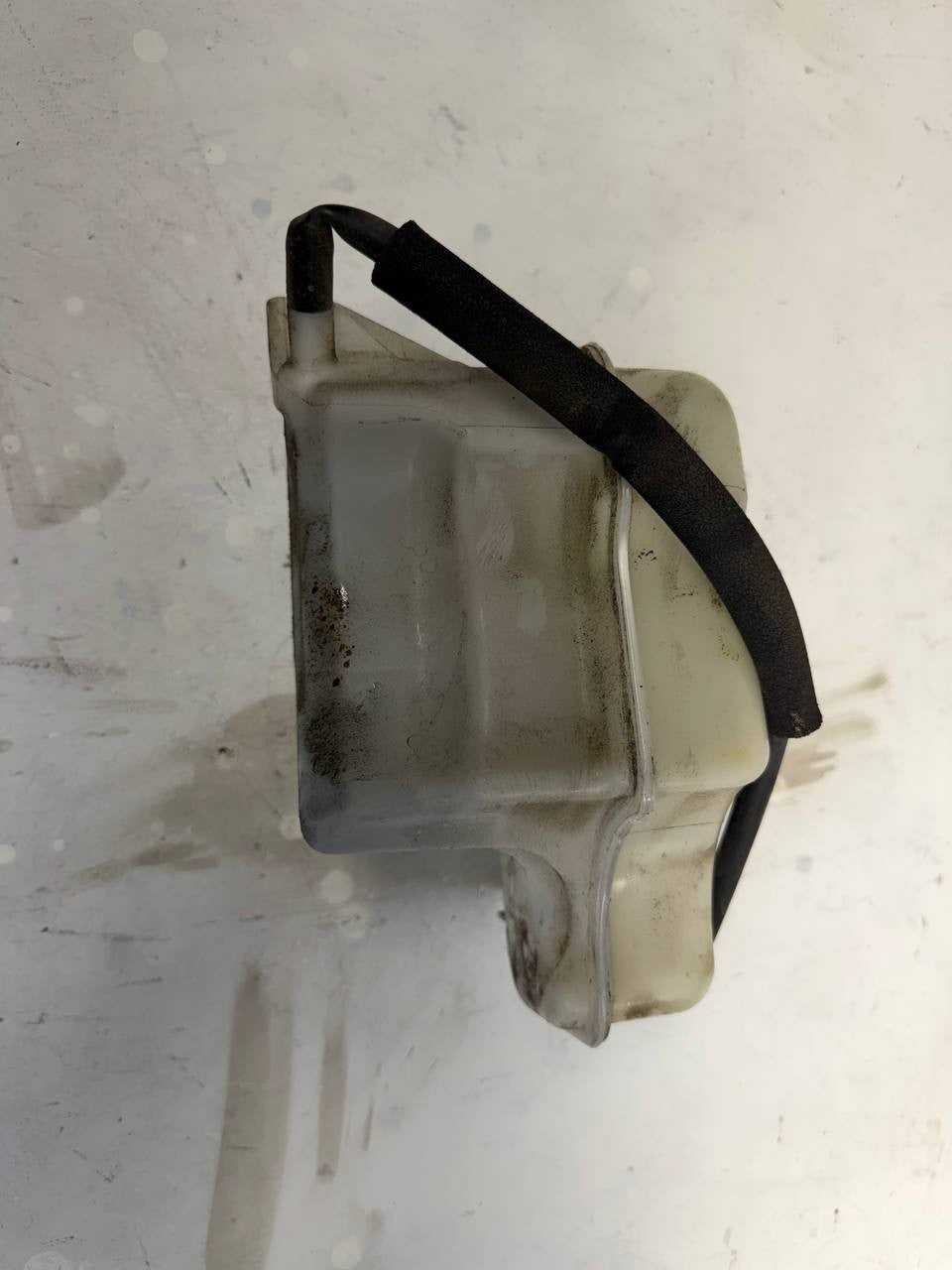 2014-2016 Kia Cadenza Coolant Expansion Reservoir Tank 25430-2T000 OEM Used