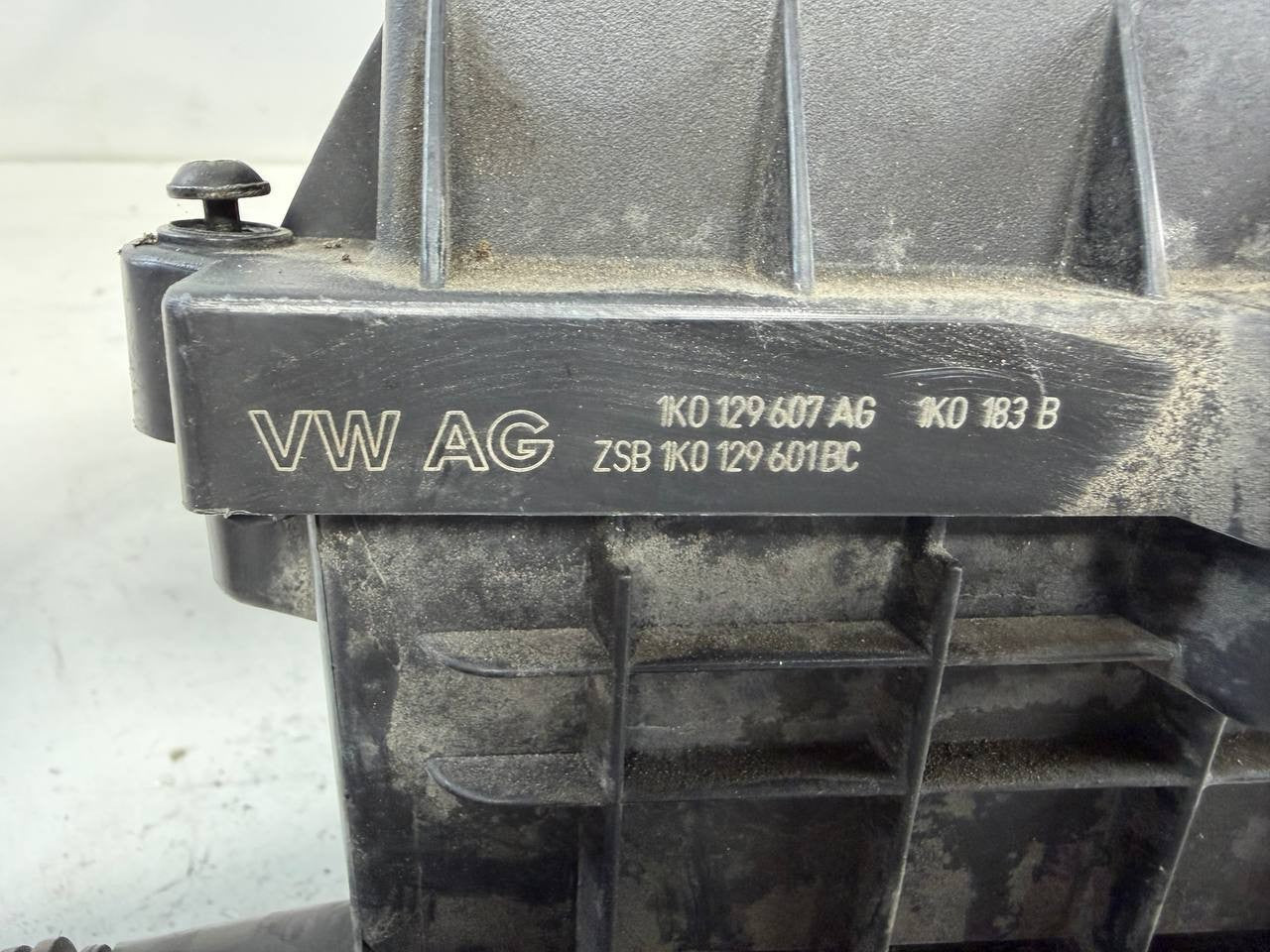 Volkswagen Tiguan 2015 Air Intake Air Filter Box Housing Assembly 1K0129607AG