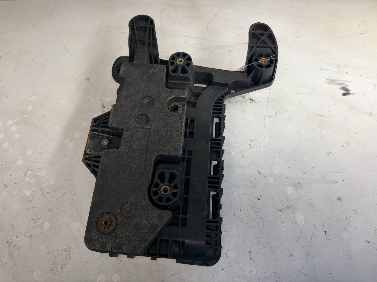 VW Passat Battery Tray / Battery Hold Down Support 1K0915333 OEM