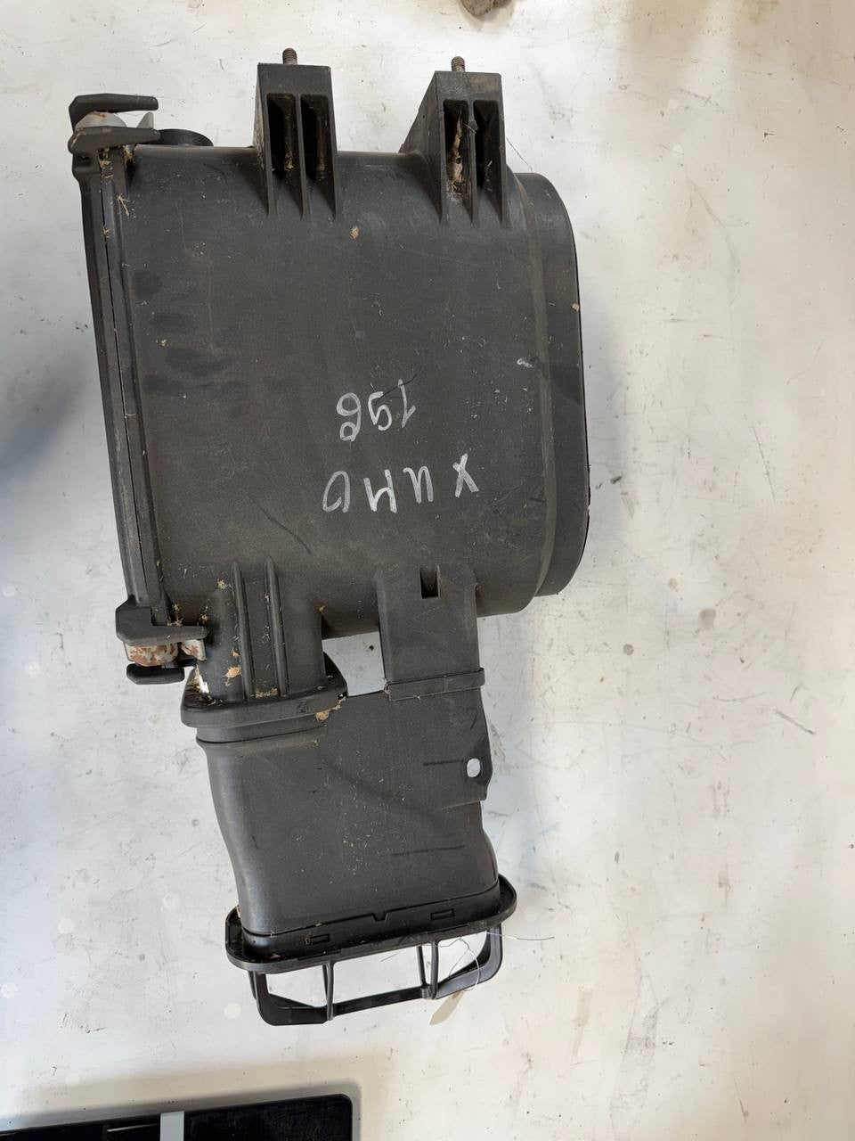 Hino 155 195 Air Filter Housing Air Cleaner Assembly OEM Used