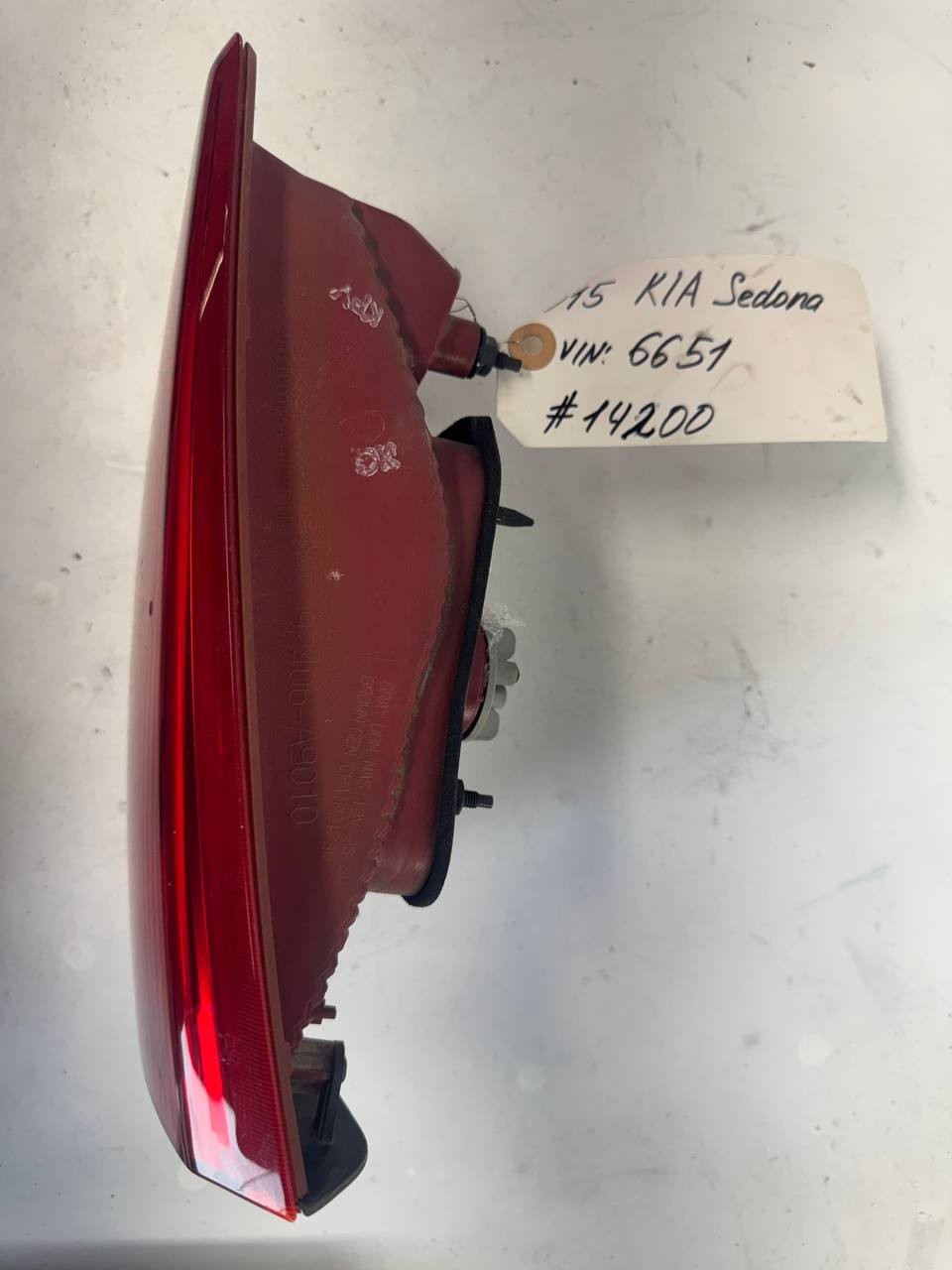 2015 Kia Sedona Right Rear Tail Light Lamp 92406A9010 OEM Used