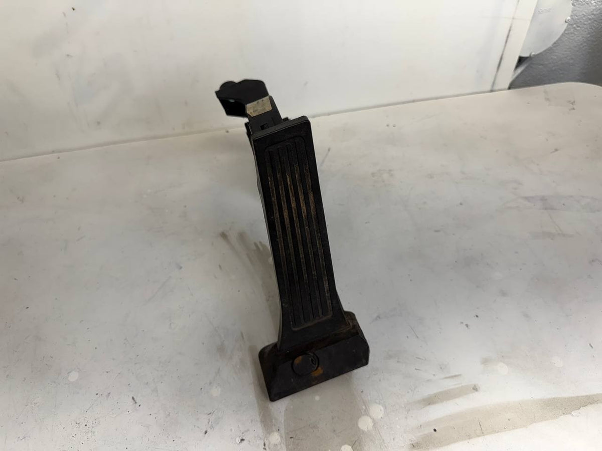 2014-2016 Kia Cadenza Accelerator Gas Pedal Assembly 32726-3R300 OEM Used