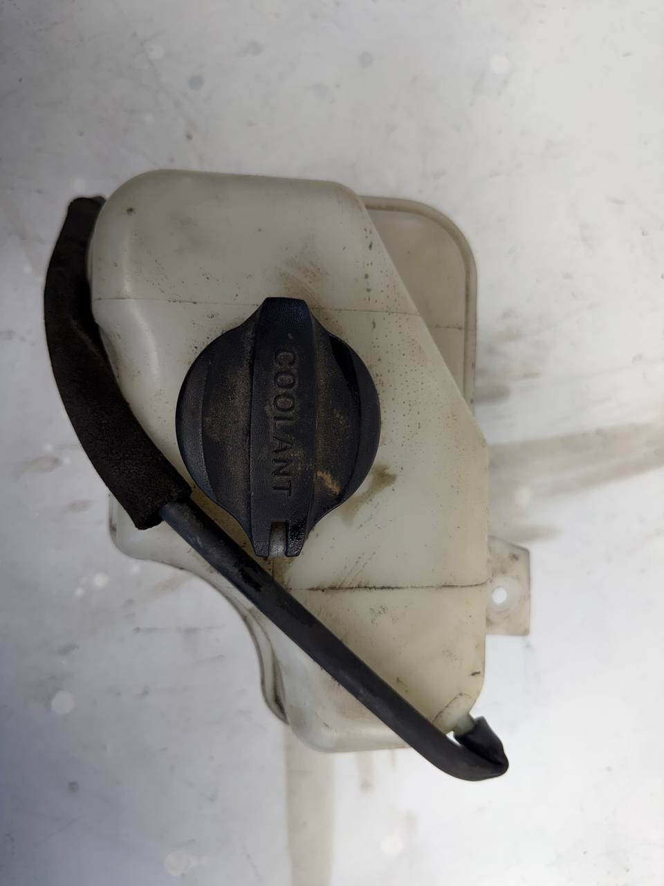 2014-2016 Kia Cadenza Coolant Expansion Reservoir Tank 25430-2T000 OEM Used