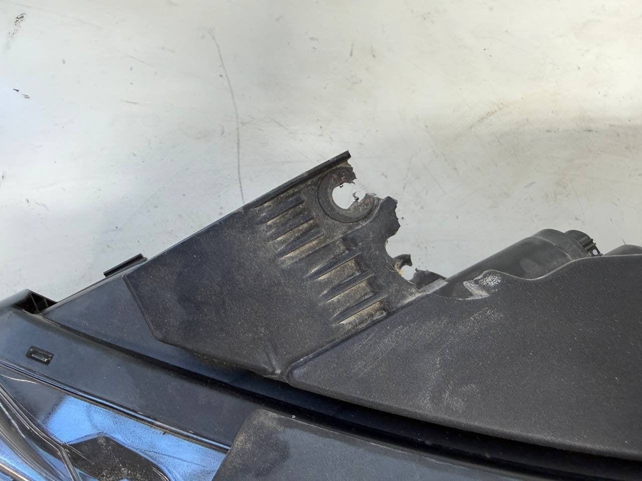 Kia Cadenza 2016 Left Side Headlight LH  OEM Used