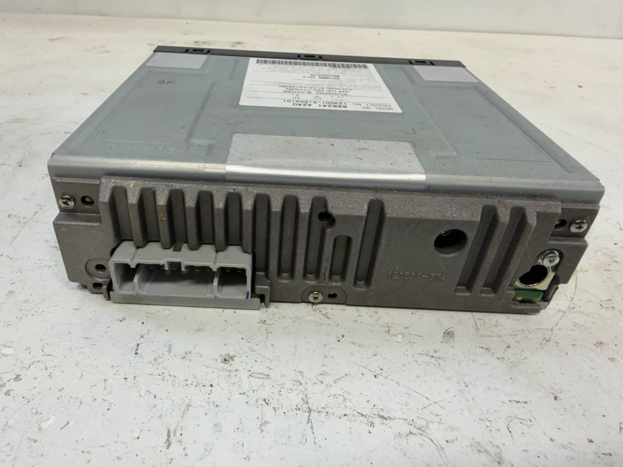 Isuzu NPR AM FM CD Radio Receiver 8982414240 OEM Used