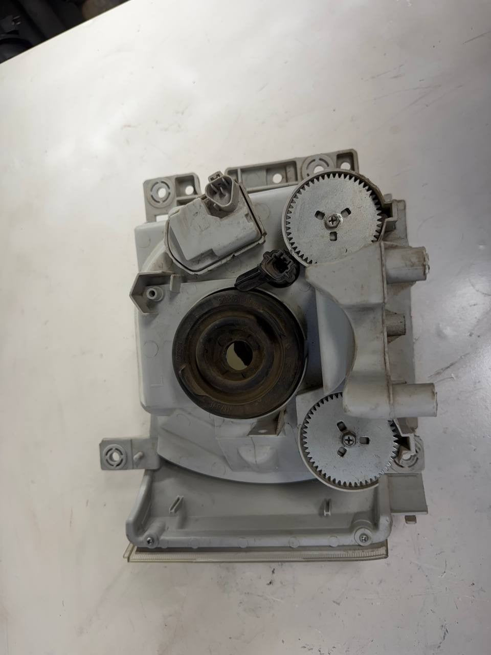Isuzu NPR 2018 Left Side Headlight Headlamp LH w/ Leveling Motor 8980984822 OEM