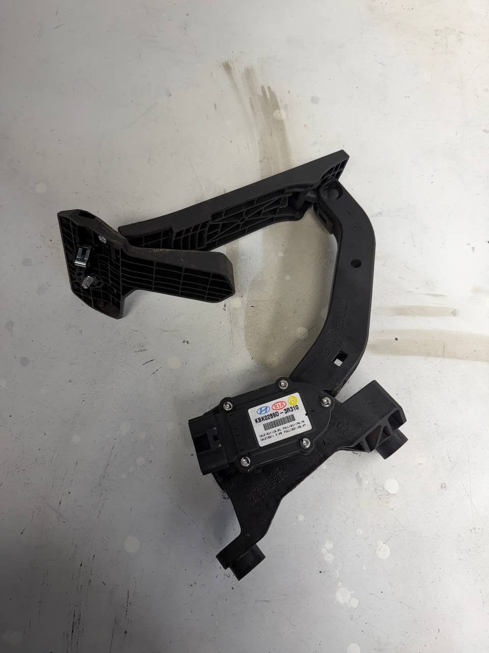 2014-2016 Kia Cadenza Accelerator Gas Pedal Assembly 32726-3R300 OEM Used