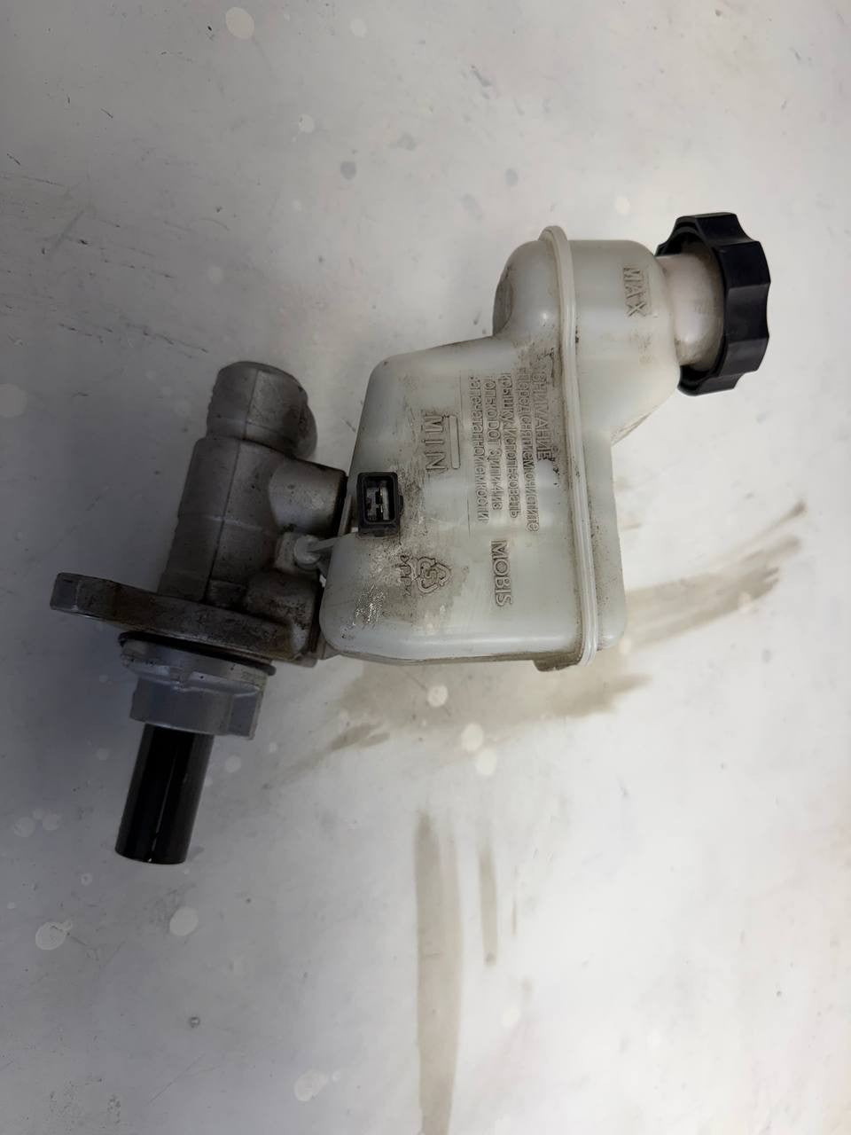 2014-2016 Kia Cadenza Brake Fluid Reservoir Tank OEM Used