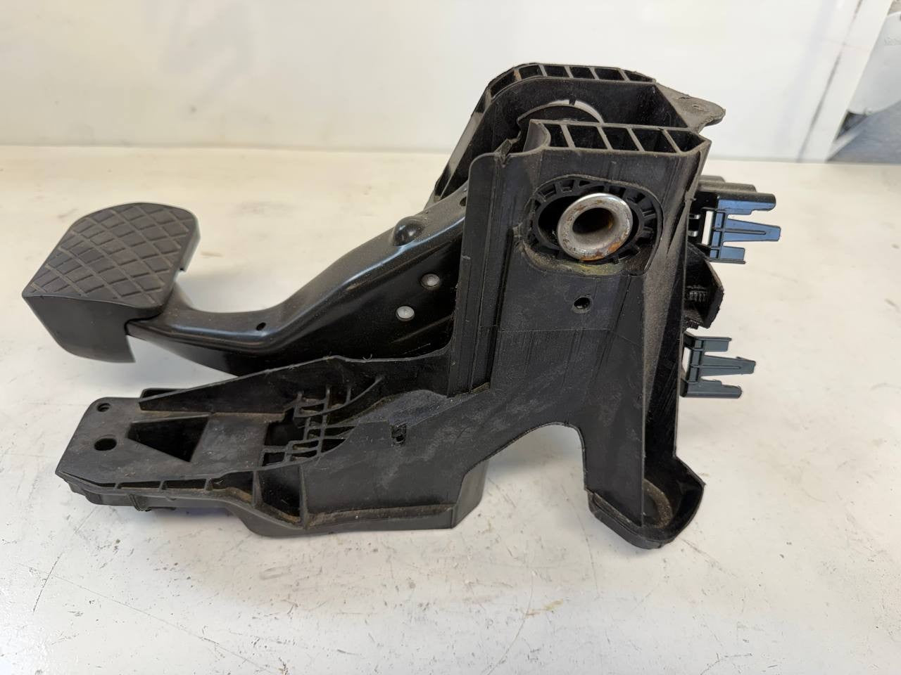 2022 Volkswagen Atlas Brake Pedal Assembly OEM Used