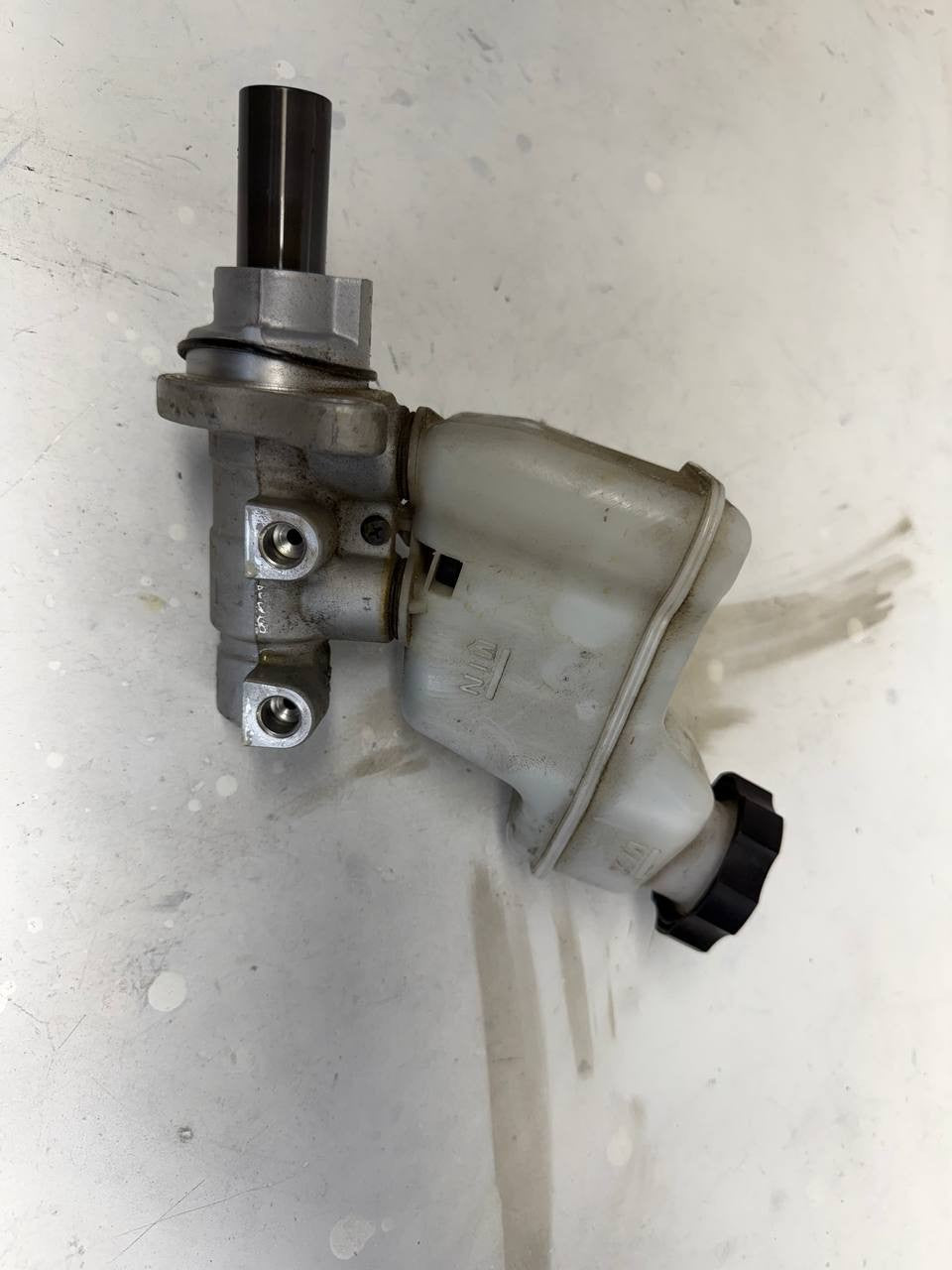 2014-2016 Kia Cadenza Brake Fluid Reservoir Tank OEM Used