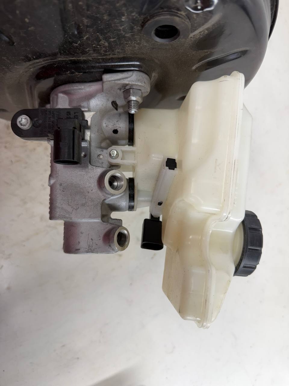 2022 Volkswagen Atlas Brake Booster Vacuum Servo 5QF614105D OEM Used