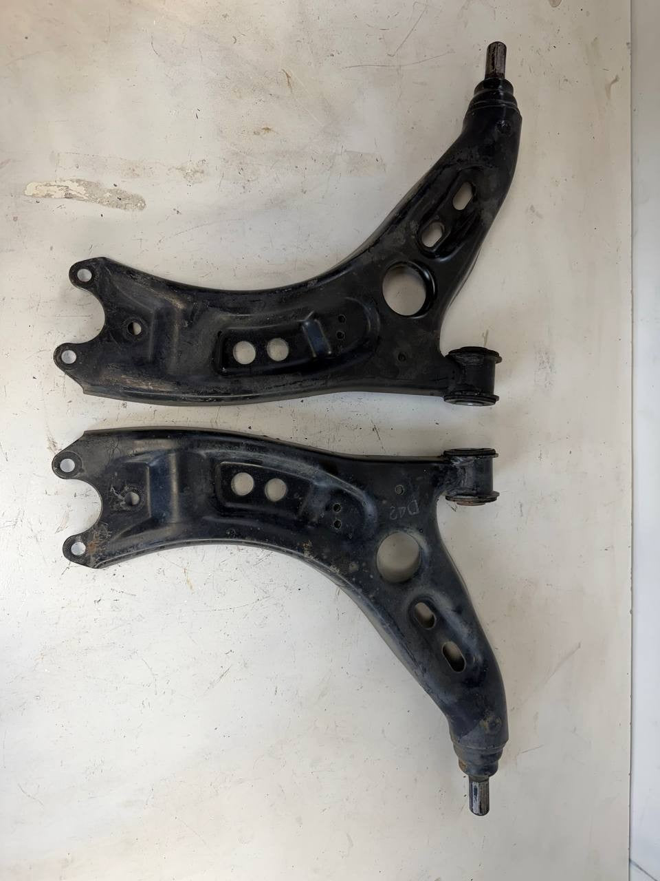 2015 VW Tiguan Front Lower Control Arms Pair 1K0407165C 1K0407166C OEM Used