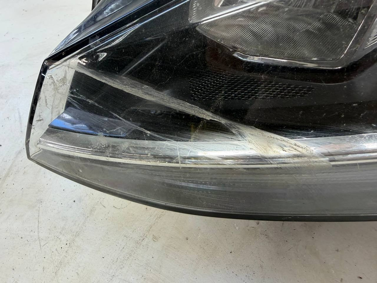 Volkswagen Golf 2018 Left Side Headlight Headlamp LH OEM Halogen/LED Used