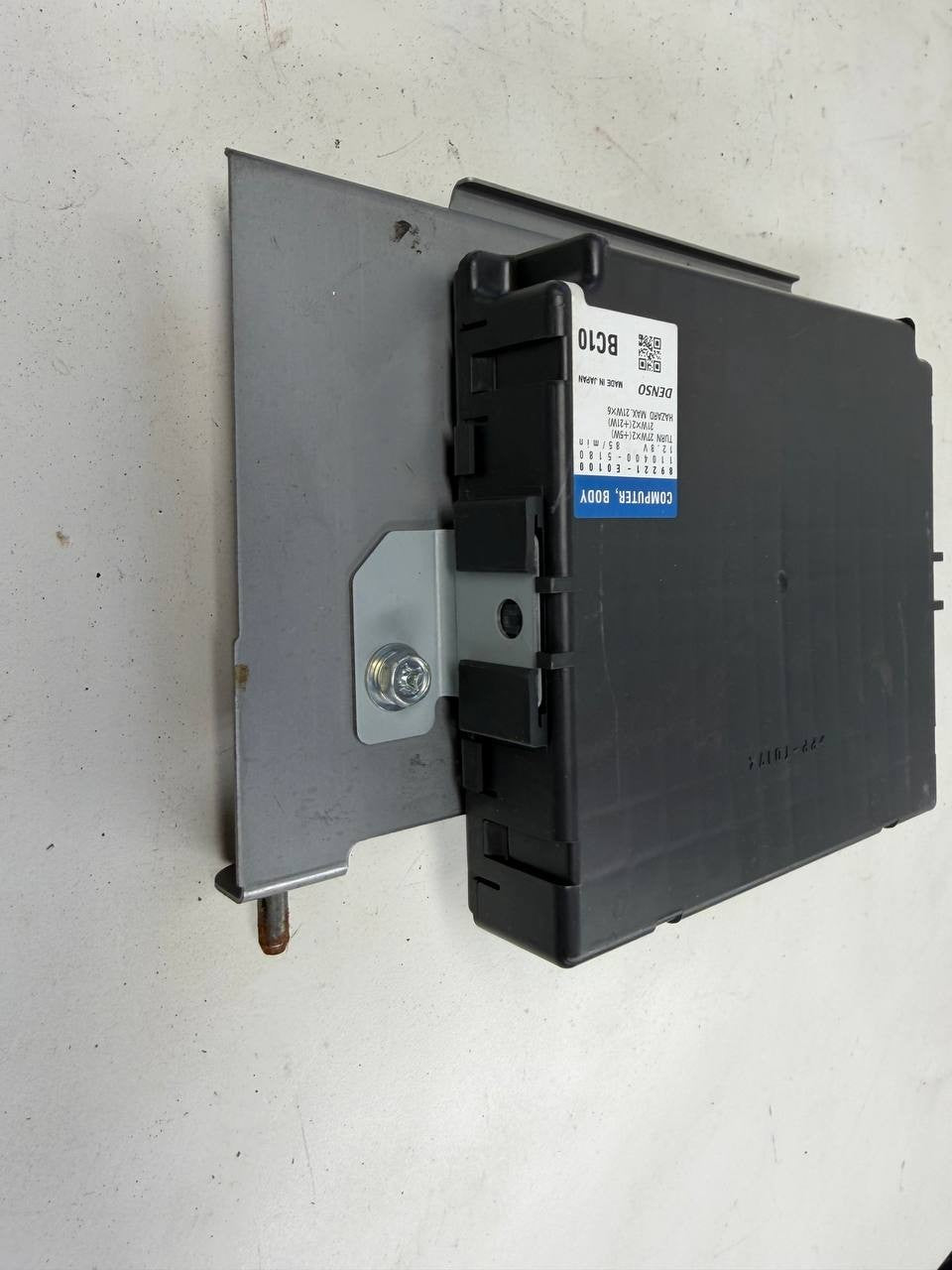 Hino 2021-2023 Body Control Module BCM ECU Denso 89221-E0100 / 110400-5180