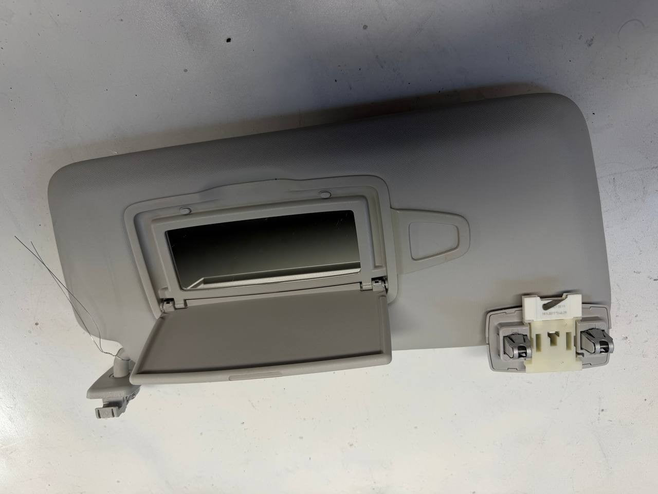 2018 Infinity qx-30 Passenger Right Sun Visor RH OEM Used