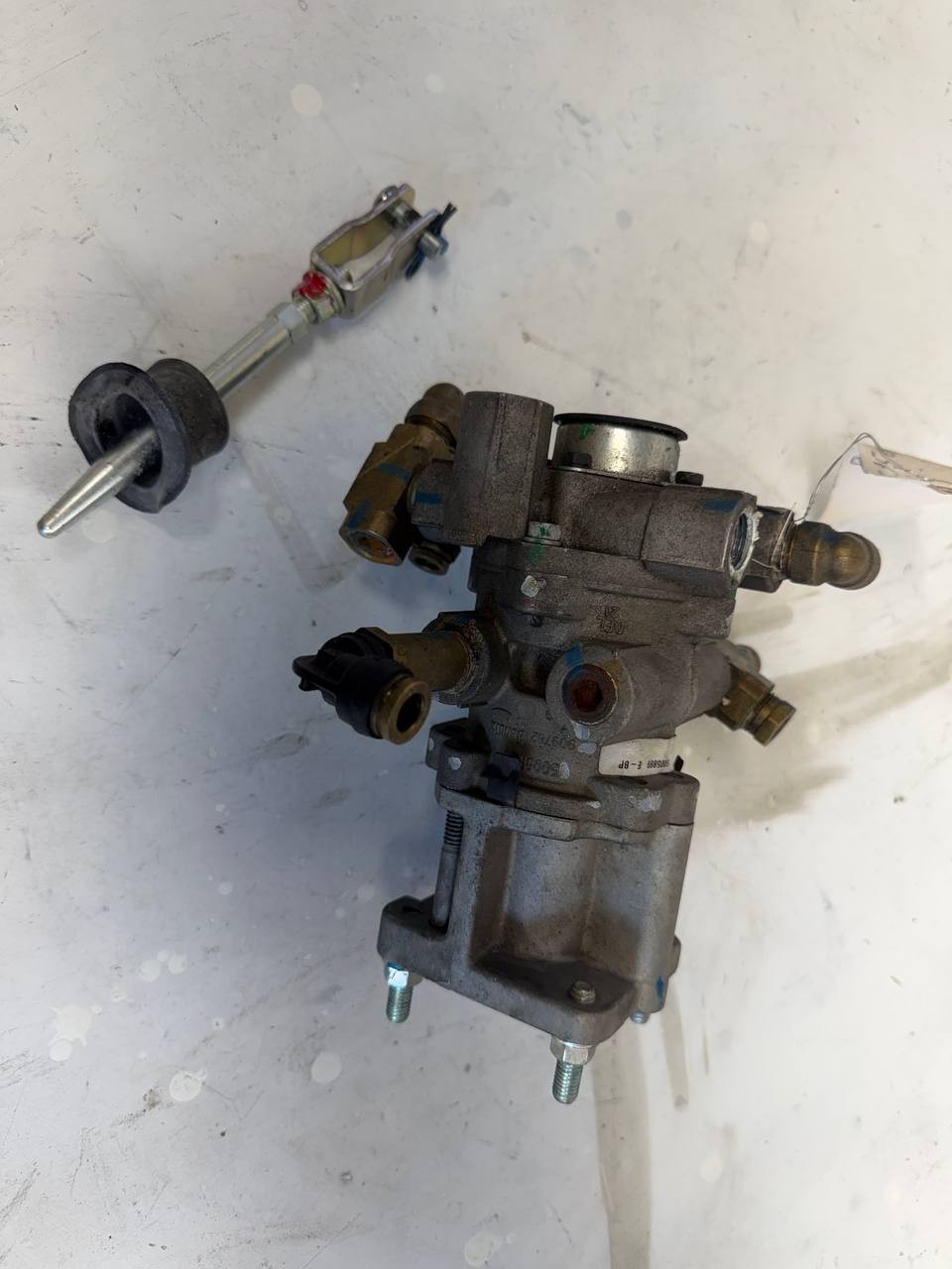 2022 Hino L6 Air Brake Relay Valve 5005889 OEM Used