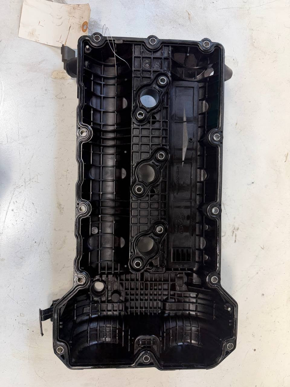 2016 Kia Sedona Right Valve Cover 22420-3CGA0 OEM Used