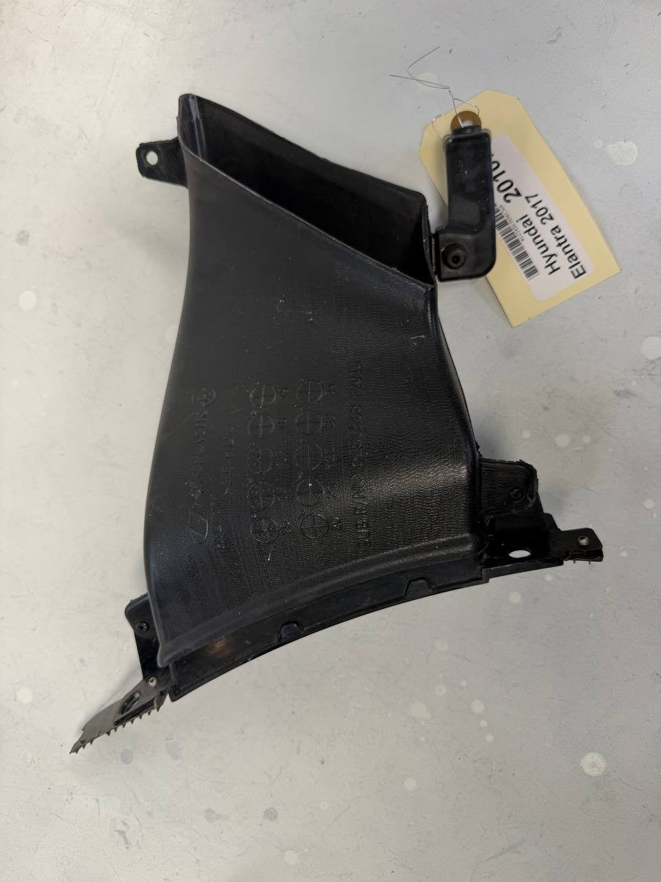 2017 Hyundai Elantra Front Bumper Air Duct Right RH 86568-F2000 OEM Used