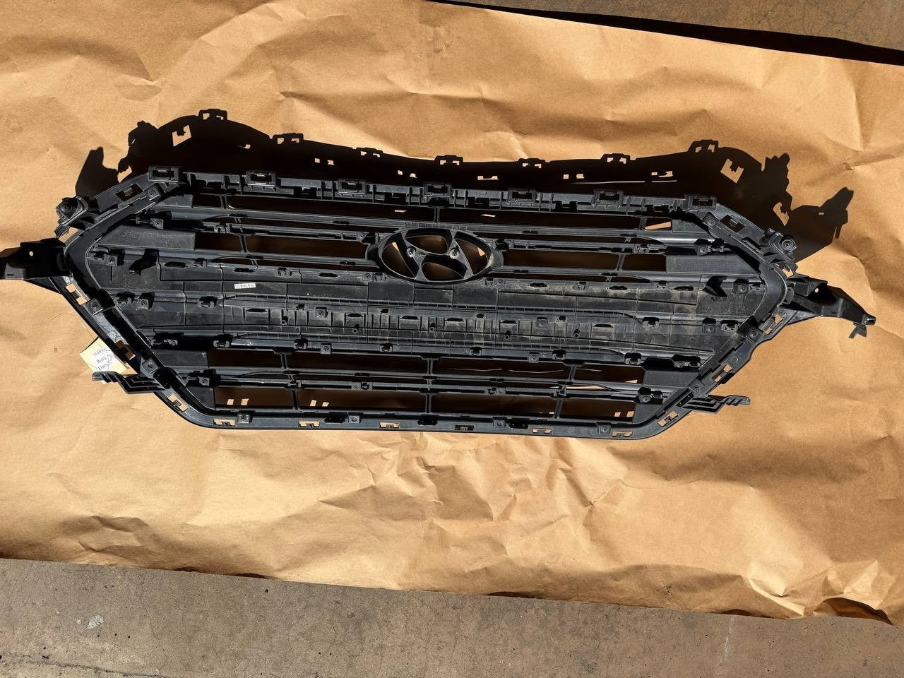2017 Hyundai Elantra Front Grille Radiator Grill 86351F2000 OEM Used