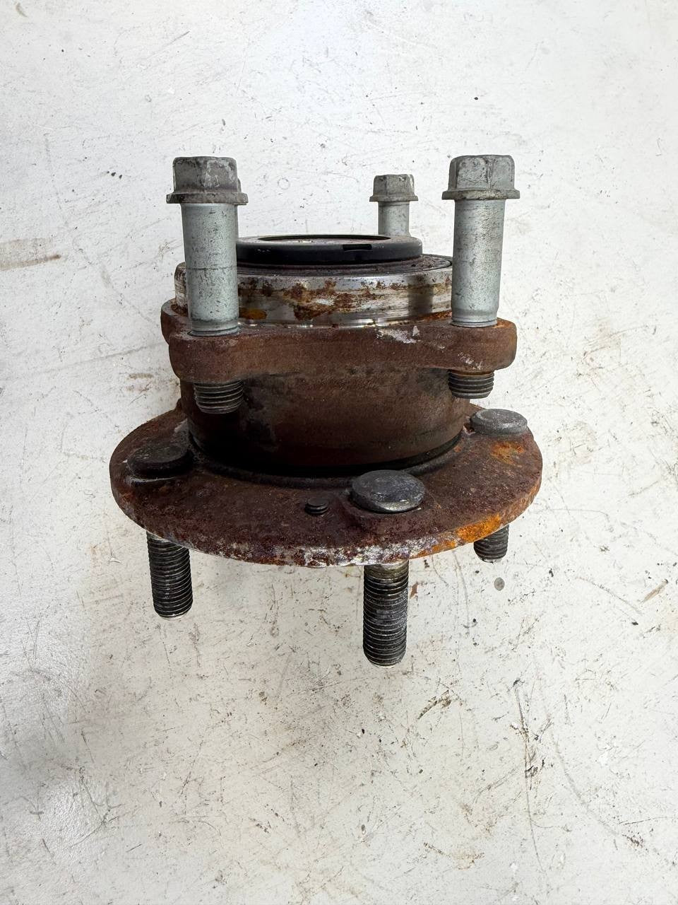 2015 Kia Sedona Front Wheel Hub Assembly OEM Used