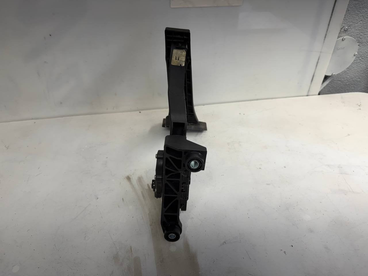 2014-2016 Kia Cadenza Accelerator Gas Pedal Assembly 32726-3R300 OEM Used